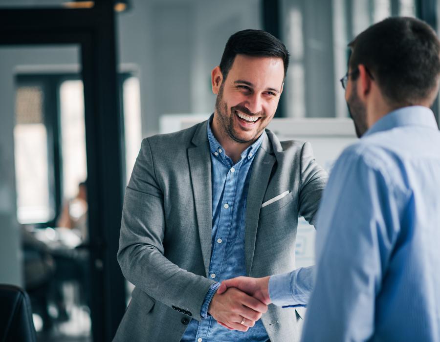 Ein qualifizierter Mitarbeiter überzeugt mit seinen Fähigkeiten