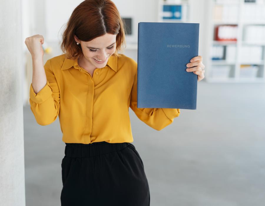 Junge Frau bei der Bewerbung Junge Frau bei der Bewerbung