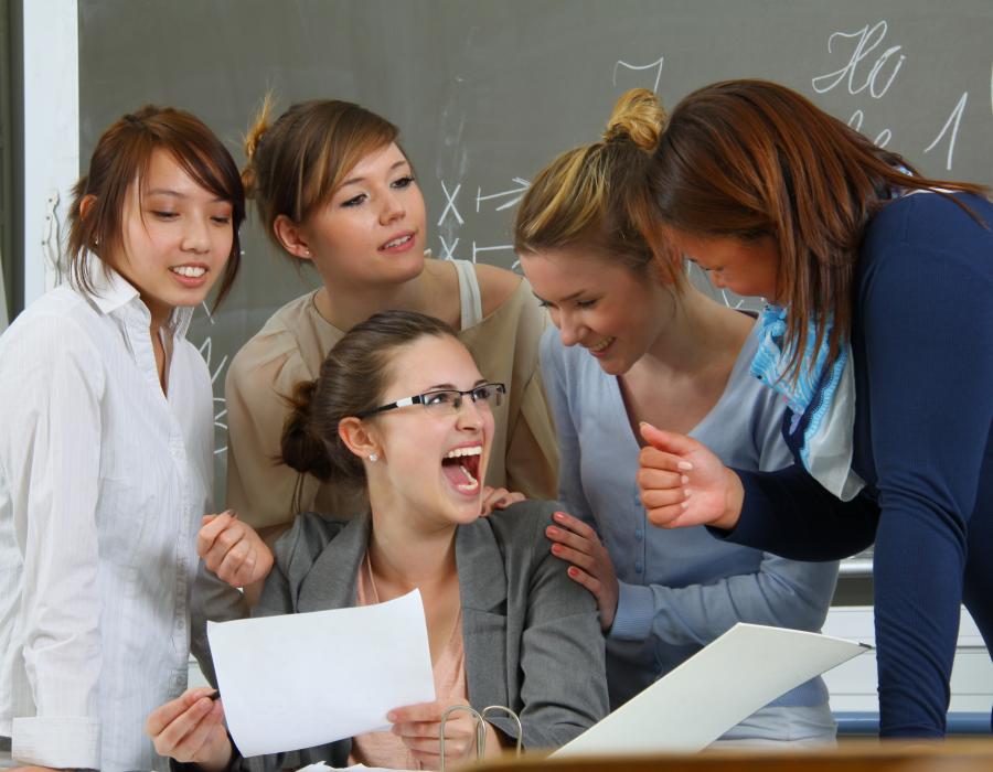 Gemeinsam die bestandene Prüfung feiern erfolgreich im Test, Prüfung bestanden