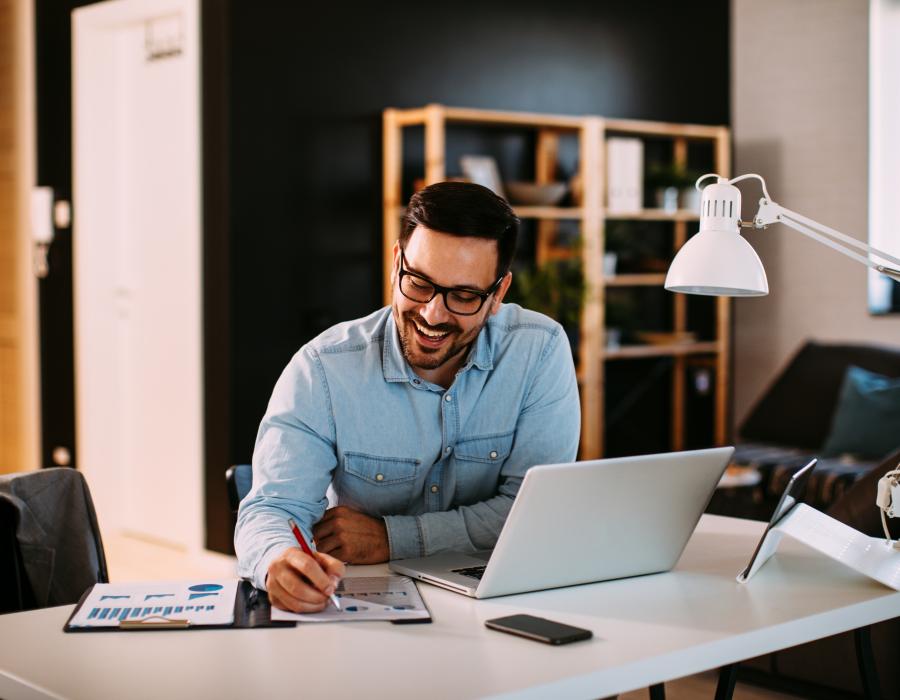 Endlich im Home-Office arbeiten ein mann im homeoffice, glücklich, zufrieden