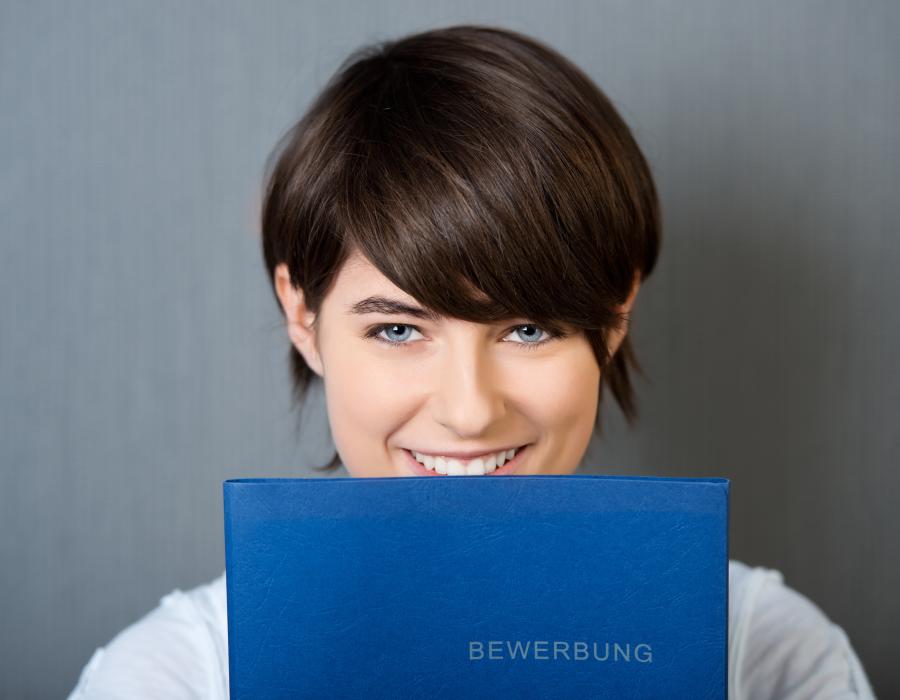 Bewerberin reicht Initiativbewerbung ein