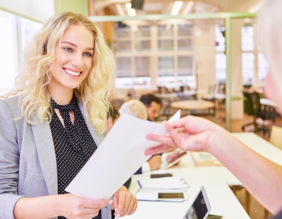 das Arbeitszeugnis überreichen, Karriere dank qualifiziertem Arbeitszeugnis