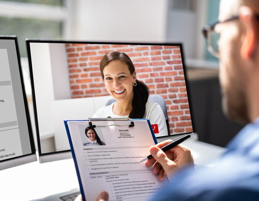 ein aufmerksamer Bewerbr überzeugt im Videointerview