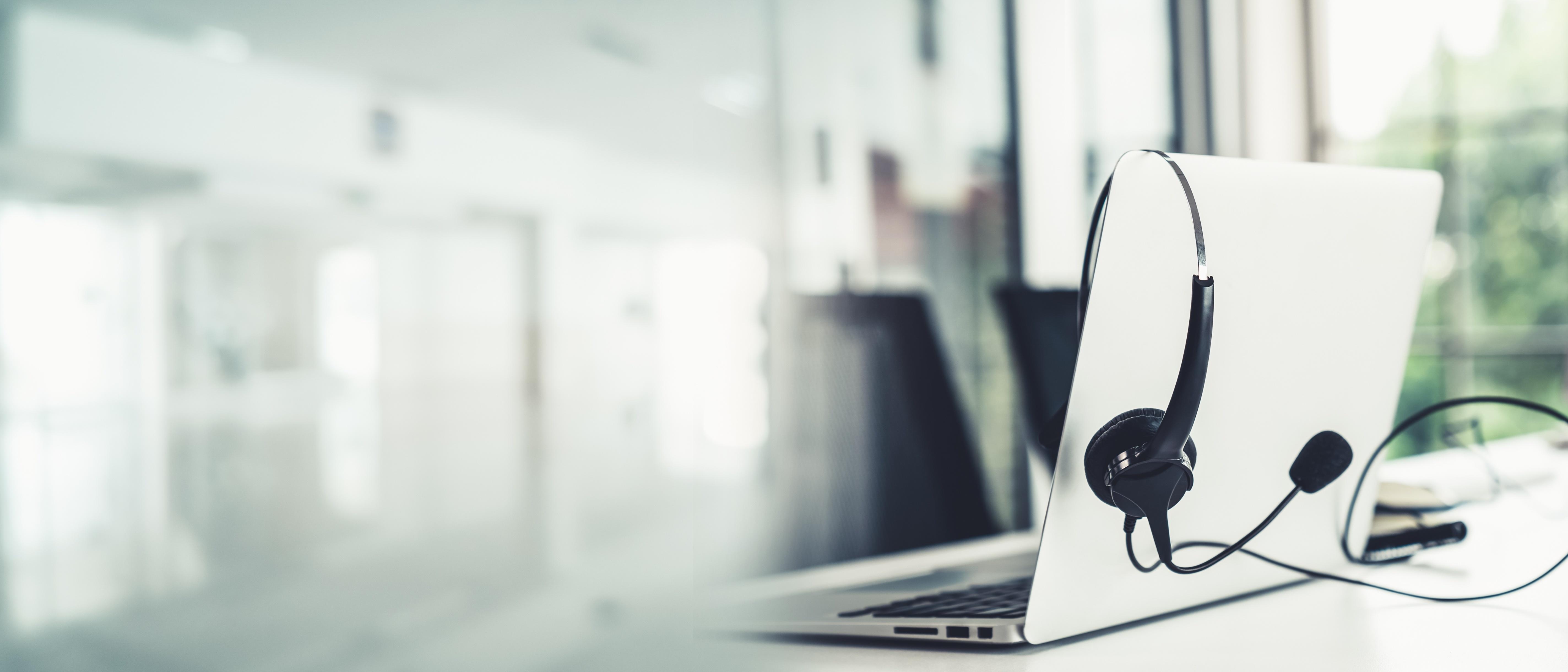 Laptop und Kopfhörer